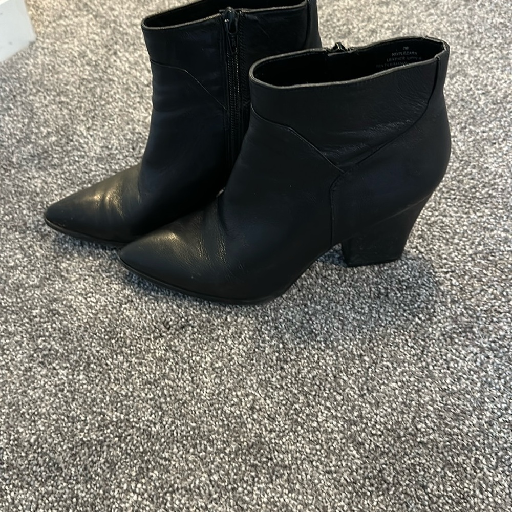 Nine West booths